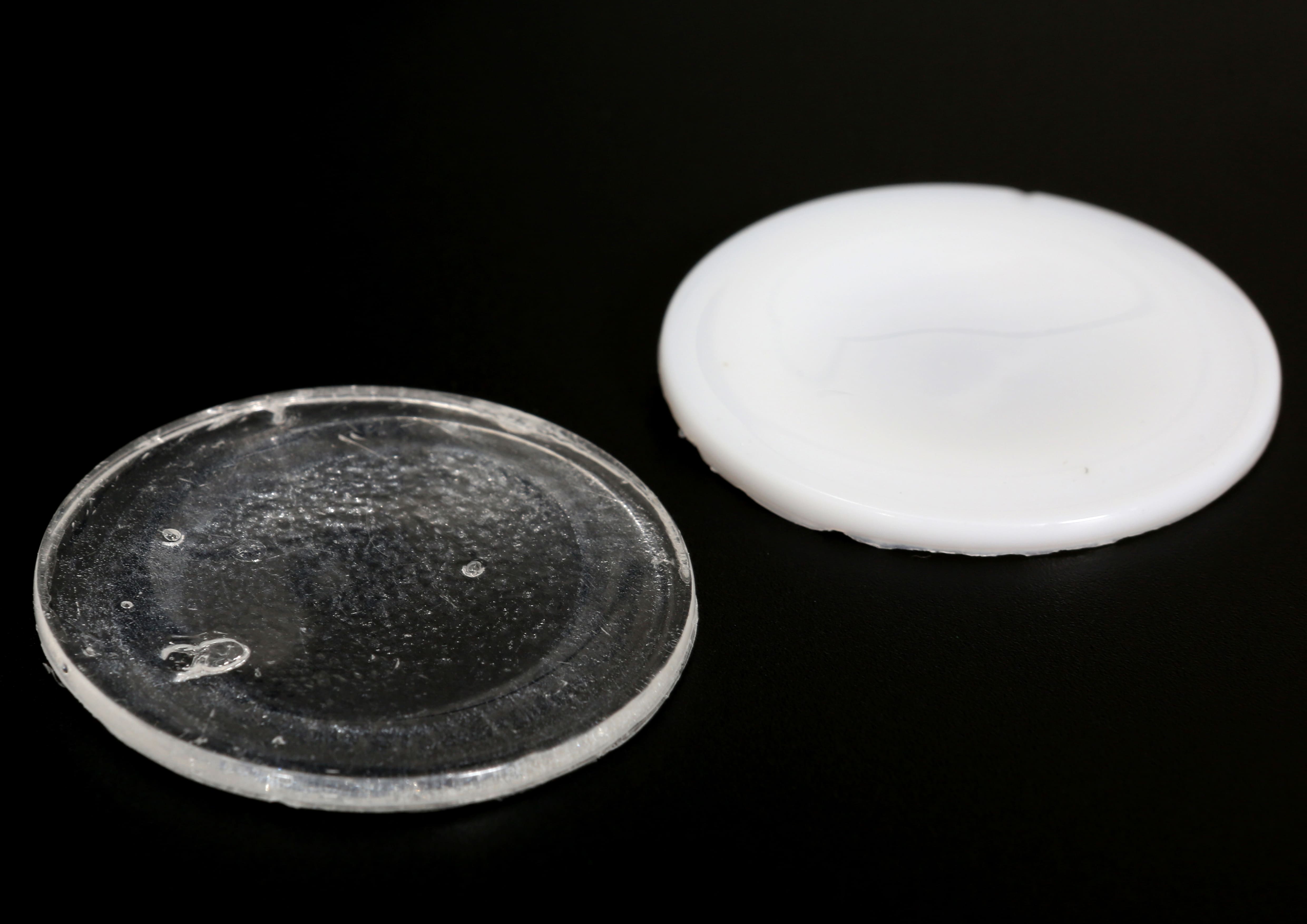 写真:硬化液調製とUV照射による硬化